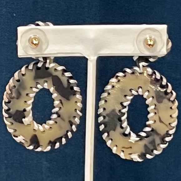 White Light Tortoise Shell Patterned Earrings - Picture 3 of 4